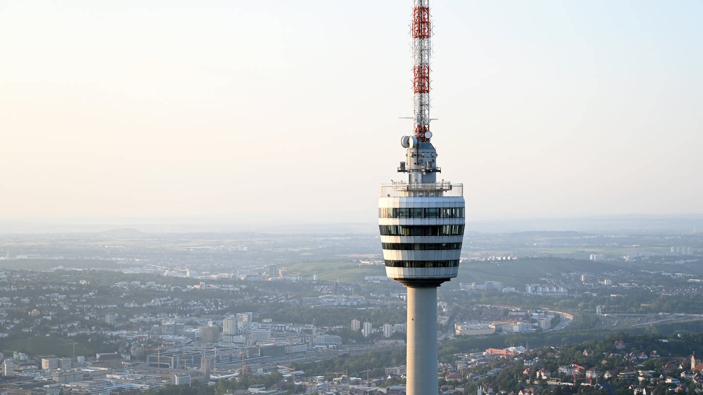Fernsehturm Stuttgart mit Blick auf den Kessel Stuttgarts (Foto: dpa Bildfunk, picture alliance/dpa | Bernd Weißbrod)
