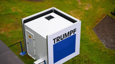 Das Austrittsgehäuse der Lasermaschine von Trumpf für einen grünen Showlaser.  (Foto: dpa Bildfunk, picture alliance/dpa | Marius Bulling)
