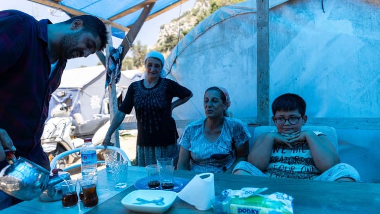 In den Zeltstädten von Antakya leben die Menschen auf engem Raum mit dem Nötigsten. Im Februar hatten Erdbeben große Teile der Stadt zerstört. (Foto: dpa Bildfunk, picture alliance/dpa | Bradley Secker)