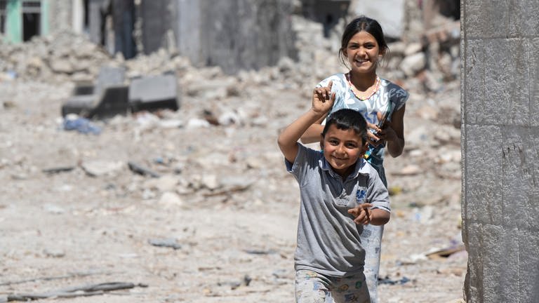 In den Trümmern der zerstörten Stadt Antakya spielen Monate nach den Erdbeben Kinder. (Foto: dpa Bildfunk, picture alliance/dpa | Boris Roessler)