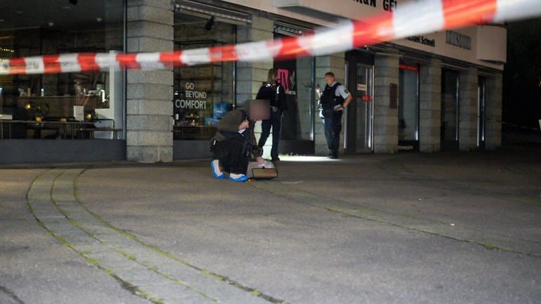 Kripo-Beamte sichern Spuren in Ostfildern-Nellingen nach einem Streit unter Jugendlichen mit Messer und Schreckschusswaffe.