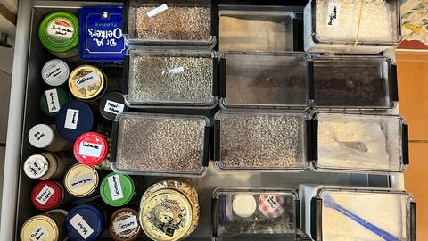 Dosen und Gläser mit Lebensmitteln in einer Küchenschublade. (Foto: SWR, Siri Warrlich)