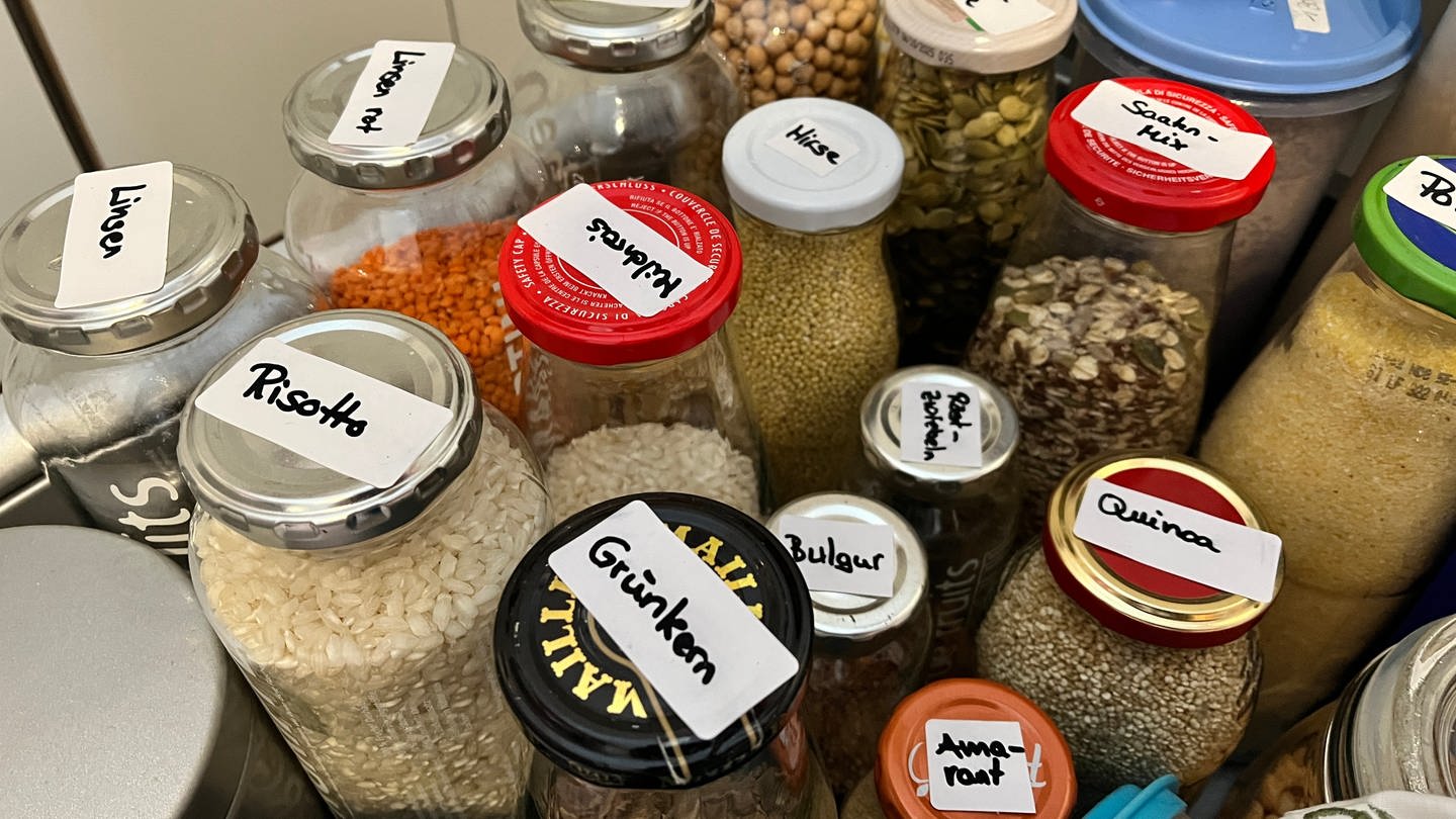 Dosen und Gläser mit Lebensmitteln in einer Küchenschublade. (Foto: SWR, Siri Warrlich)
