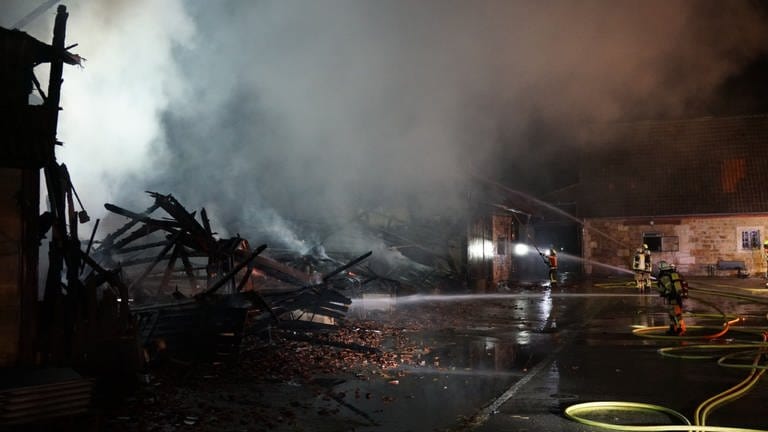Die Feuerwehr löscht die brennende Scheune eines Pferdehofs in Wendlingen-Bodelshofen im Kreis Esslingen.