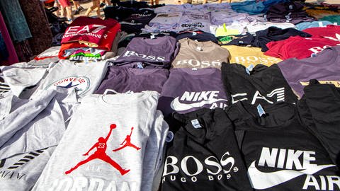 Fake-Produkte werden auf dem Markt in Teguise (Lanzarote Kanarische Inseln) zum Verkauf angeboten.  (Foto: IMAGO, IMAGO / Manngold)
