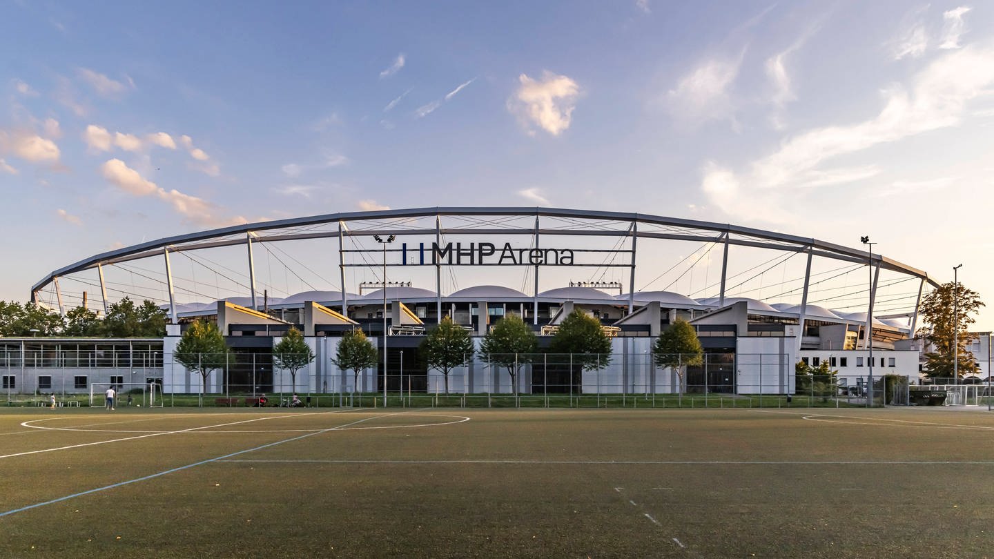 Stadion Stuttgart mit neuem Schriftzug: MHP Arena (Foto: IMAGO, IMAGO / Arnulf Hettrich)