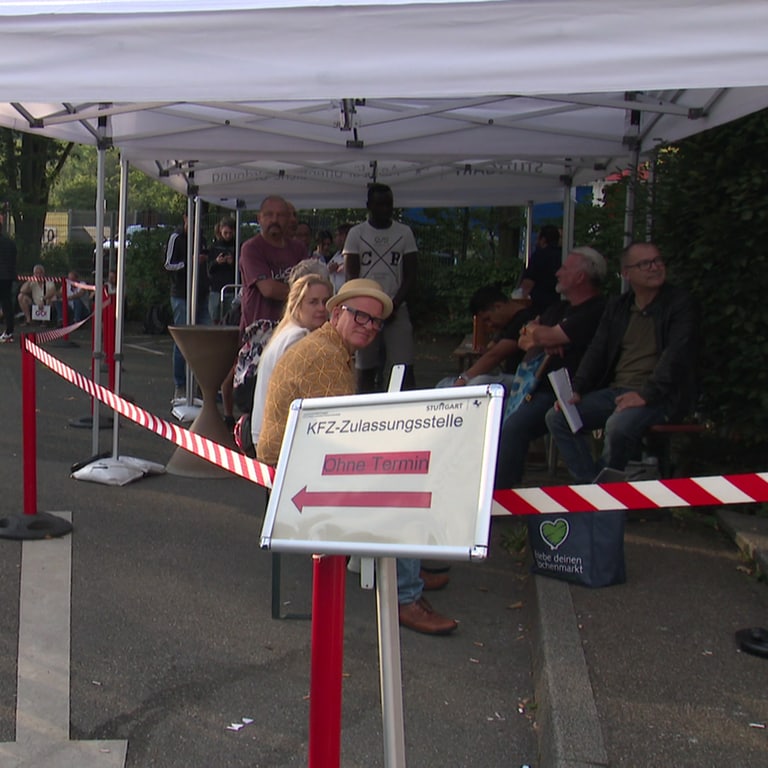 Lange Schlange vor der KfZ-Zulassungsstelle Stuttgart im August 2023 (Foto: SWR, Frieder Wundt)