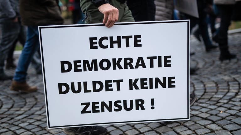 Schild auf einer Demo gegen die Corona-Maßnahmen im Januar 2022 in Stuttgart (Archivbild). (Foto: dpa Bildfunk, picture alliance/dpa | Christoph Schmidt)