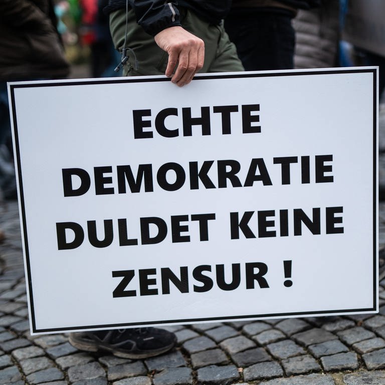 Schild auf einer Demo gegen die Corona-Maßnahmen im Januar 2022 in Stuttgart (Archivbild). (Foto: dpa Bildfunk, picture alliance/dpa | Christoph Schmidt)