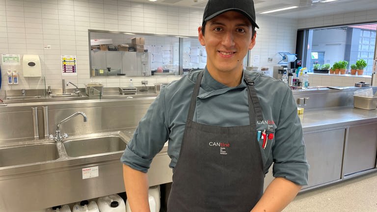 Harold Alvarado Vasquez, Nachwuchskoch in der Küche und mit seinen Gerichten. (Foto: SWR)