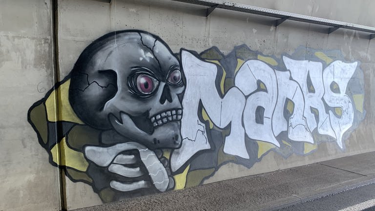 Graffiti von einem Todenkopf im B14 Tunnal nach Stuttgart. (Foto: Regierungspräsidium Stuttgart)
