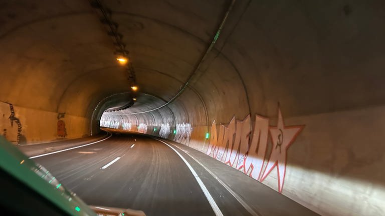 Graffitis in B14 Tunnel reinigen (Foto: SWR, Deborah Kölz)