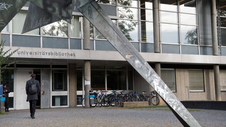 Der Eingang der Uni Bibliothek Stuttgart (Foto: dpa Bildfunk, picture alliance/dpa | Oliver Willikonsky (Archivbild))