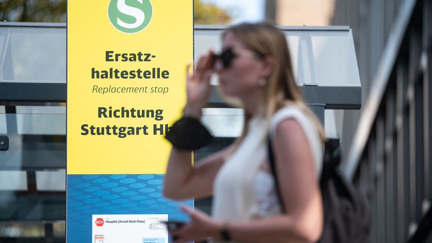 Eine Frau steht an einer provisorischen Haltestelle zum Stuttgarter Hauptbahnhof. In den Sommerferien wurde die S-Bahn-Stammstrecke gesperrt. (Foto: dpa Bildfunk, picture alliance/dpa | Marijan Murat)