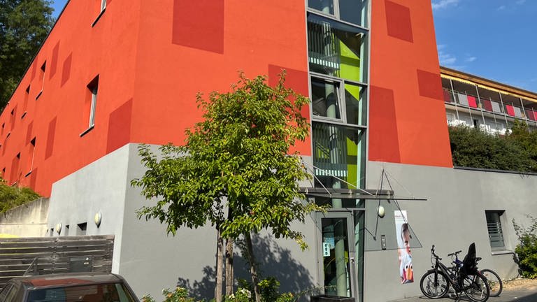 Das rot-graue Gebäude der Weraheim-Kita im Stuttgarter Westen. (Foto: SWR)