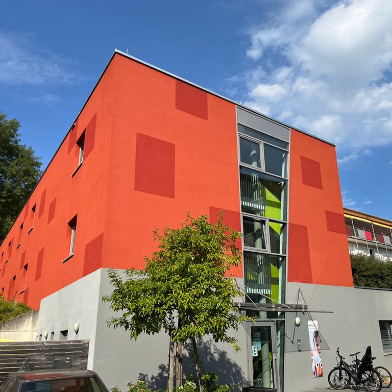 Das rot-graue Gebäude der Weraheim-Kita im Stuttgarter Westen. (Foto: SWR)