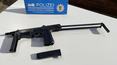 Weil er diese Maschinenpistole - eine polnische Kriegswaffe aus den 1970-er Jahren - illegal bessesen und geladen mit sich getragen hat, ist ein 21-Jähriger vom Amtsgericht Stuttgart verurteilt worden. Hintergrund ist die Schuss-Serie in der Region Stuttgart. (Foto: SWR, Lukas Föhr)