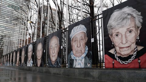 Im Jahr 2018 hat Luigi Toscano seine großformatigen Fotografien von Holocaust-Überlebenden vor dem Sitz der UN in New York ausgestellt. (Foto: picture-alliance / Reportdienste, picture alliance/AP Photo | Kathy Willens)