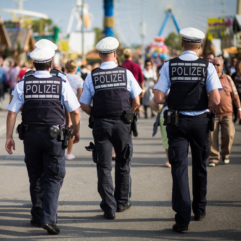Cannstatter Volksfest: Beamte der Polizei laufen auf dem Wasen Streife (Symbolbild).