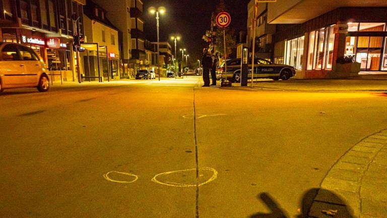 Auf dem Boden einer Straße in Ostfildern-Nellingen sind mit Kreide mehrere Kreise aufgemalt. Hier konnte die Polizei mehrere Patronen sicherstellen