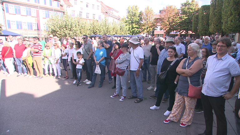 Rund 250 Menschen versammelten sich in Göppingen bei einer Solidaritätskundgebung für Demokratie.