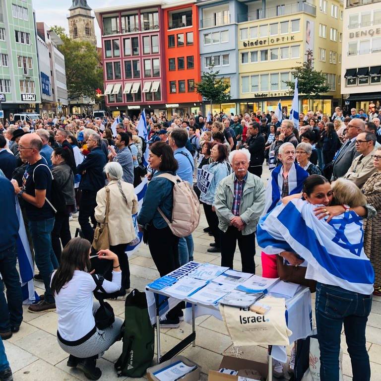 Protestanten mit Israel-Flaggen auf dem Marktplatz Stuttgart (Foto: SWR, Verena Neuhausen)