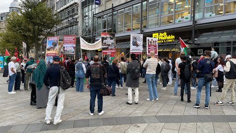 Am Montag versammelten sich pro-palästinensische Demonstranten in Stuttgart am Rotebühlplatz.