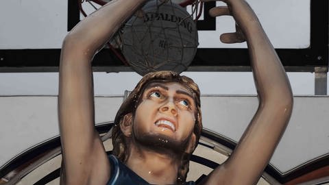 Basketball-Profi Dirk Nowitzki ist bei einem Fahrgeschäft auf dem Wasen verewigt. (Foto: SWR, Stefan Tiyavorabun)