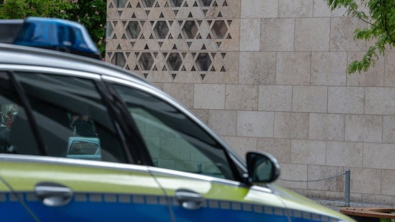 Ein Polizeiauto steht vor einer Synagoge in Ulm.  (Foto: dpa Bildfunk, Stefan Puchner)