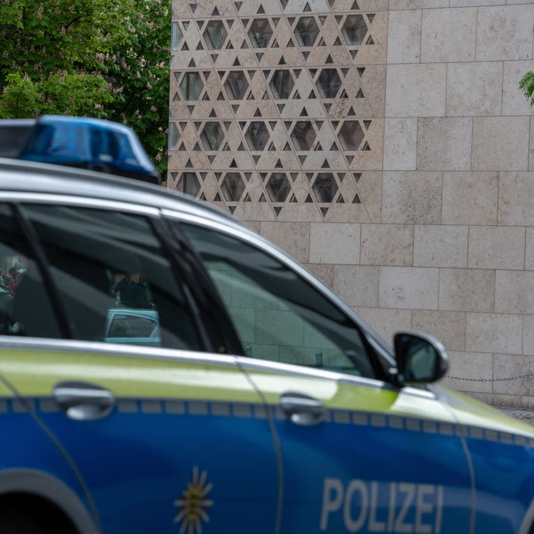 Ein Polizeiauto steht vor einer Synagoge in Ulm.  (Foto: dpa Bildfunk, Stefan Puchner)
