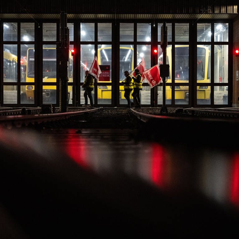 Teilnehmende eines Warnstreiks im öffentlichen Nahverkehr stehen in einem Straßenbahndepot der Stuttgarter Straßenbahnen AG (SSB).  (Foto: dpa Bildfunk, picture alliance/dpa | Marijan Murat (Archiv))