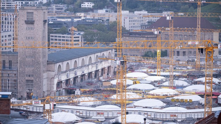 Baukräne sind auf der Baustelle des Hauptbahnhofs zu sehen.  (Foto: dpa Bildfunk, picture alliance/dpa | Marijan Murat)