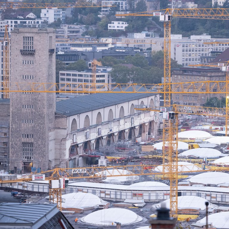 Baukräne sind auf der Baustelle des Hauptbahnhofs zu sehen. 