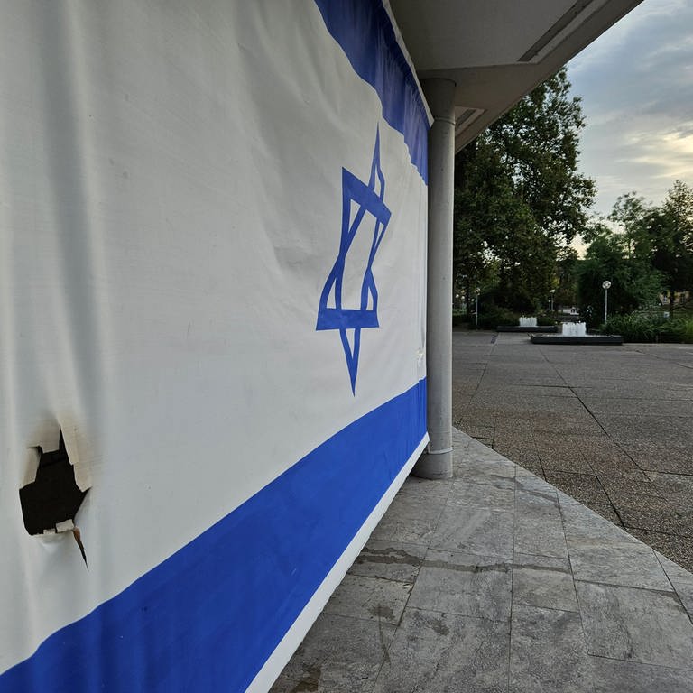 Ein Loch in einer Israel-Flagge in Stuttgart. (Foto: SWR, Andreas Rosar)