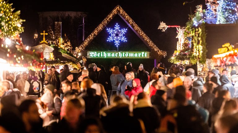 Besucher und Besucherinnen auf dem Stuttgarter Weihnachtsmarkt (Foto: dpa Bildfunk, picture alliance/dpa)