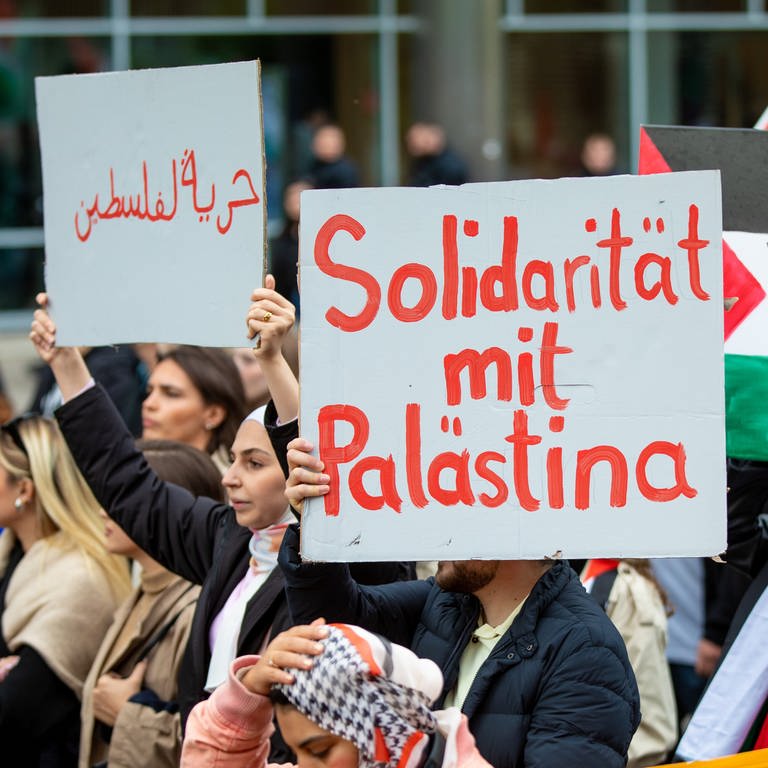 "Solidarität mit Palästina" steht auf dem Schild eines Teilnehmers einer Pro-Palästina-Kundgebung in der Stuttgarter Innenstadt. Nach dem Terrorangriff der Hamas auf Israel vom 7. Oktober kam es auch an diesem Wochenende deutschlandweit zu zahlreichen Reaktionen. (Foto: dpa Bildfunk, picture alliance/dpa | Christoph Schmidt)