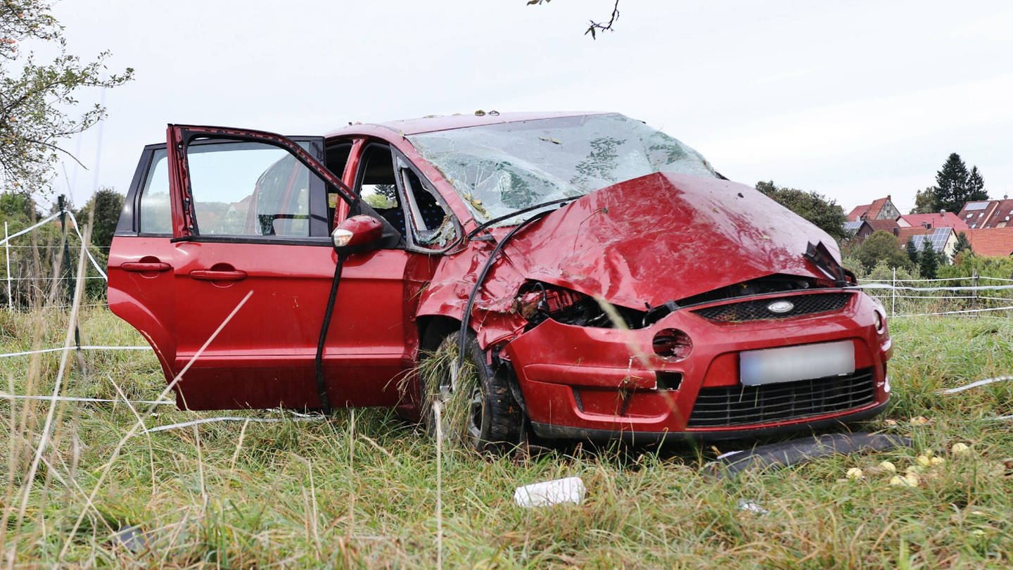 Ein verunfalltes Auto steht in einer Streuobstwiese: Bei einem schweren Unfall zwischen Alfdorf und Welzheim wurde eine Frau aus dem Auto geschleudert und schwer verletzt. (Foto: 7aktuell.de | Kevin Lermer)