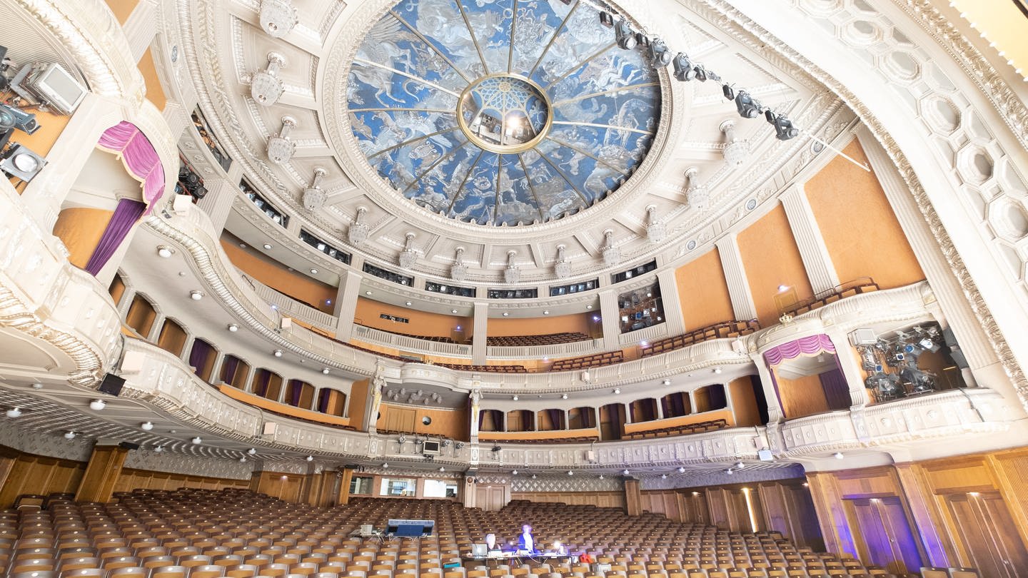 Blick in den Zuschauerraum der Oper Stuttgart (Foto: dpa Bildfunk, picture alliance/Bernd Weißbrod/dpa)