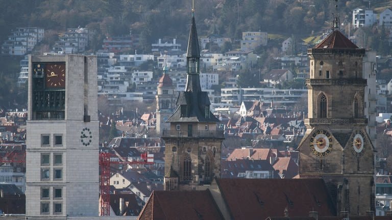 Der Rathausturm und die zwei Kirchtürme der Stiftskirche in Stuttgart (Archivbild)