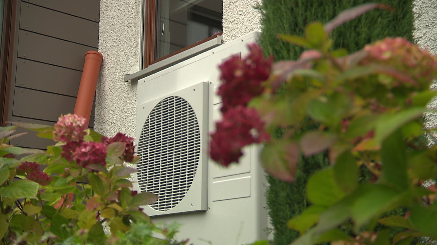 Eine Wärmepumpe steht an einer Hauswand. Sie soll aus der Luft die Wärme absaugen und damit das Haus heizen. (Foto: SWR)