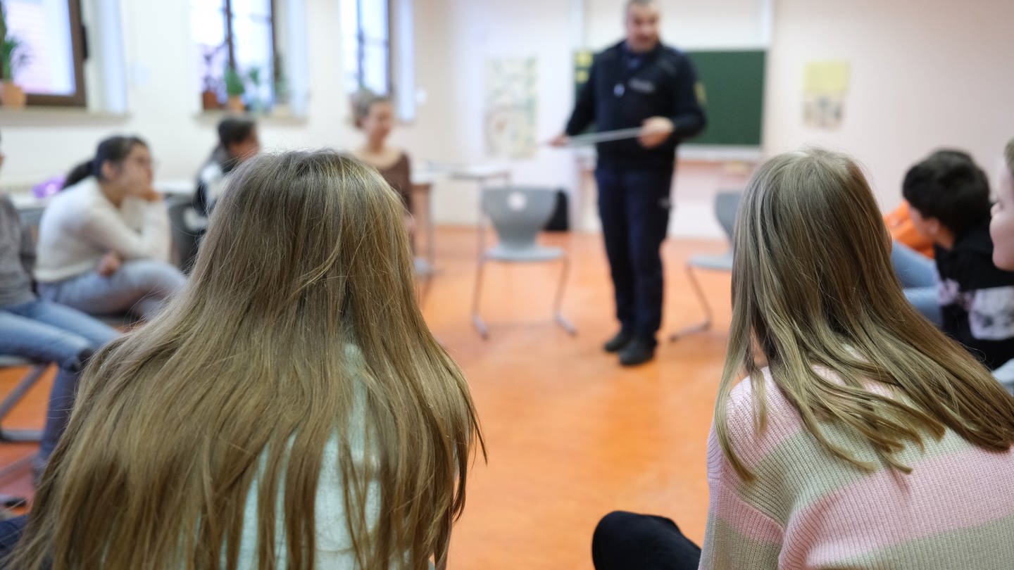 Polizist gibt Unterricht in einer Schulklasse (Symbolbild) (Foto: dpa Bildfunk, Sebastian Willnow)