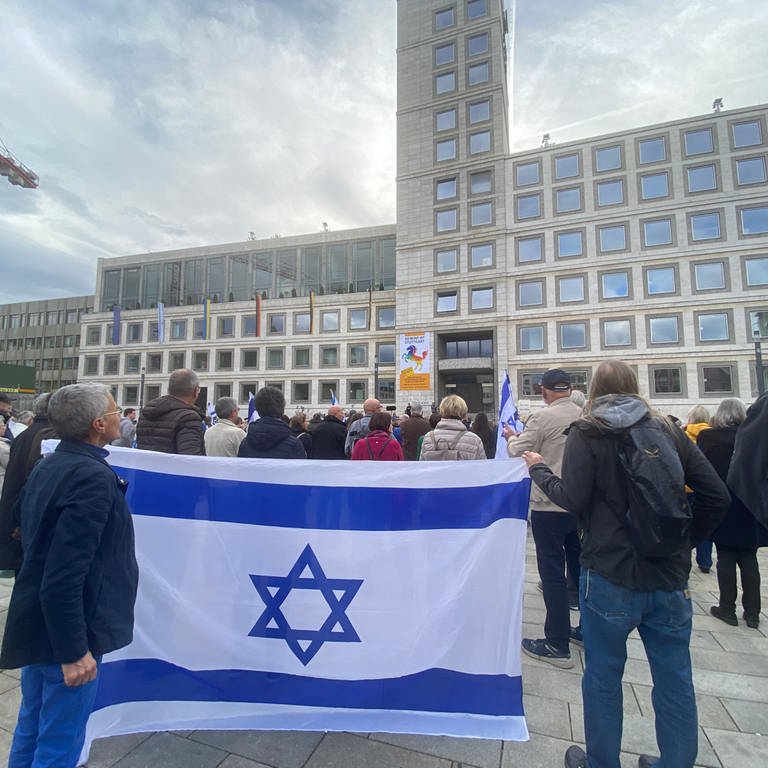 Solidaritätskundgebung mit Israel auf dem Marienplatz in Stuttgart