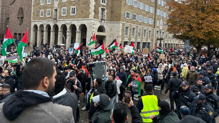 Teilnehmerinnen und Teilnehmer einer Pro-Palästina-Demo am Schlossplatz in Stuttgart (Foto: SWR, Violetta Hagen )