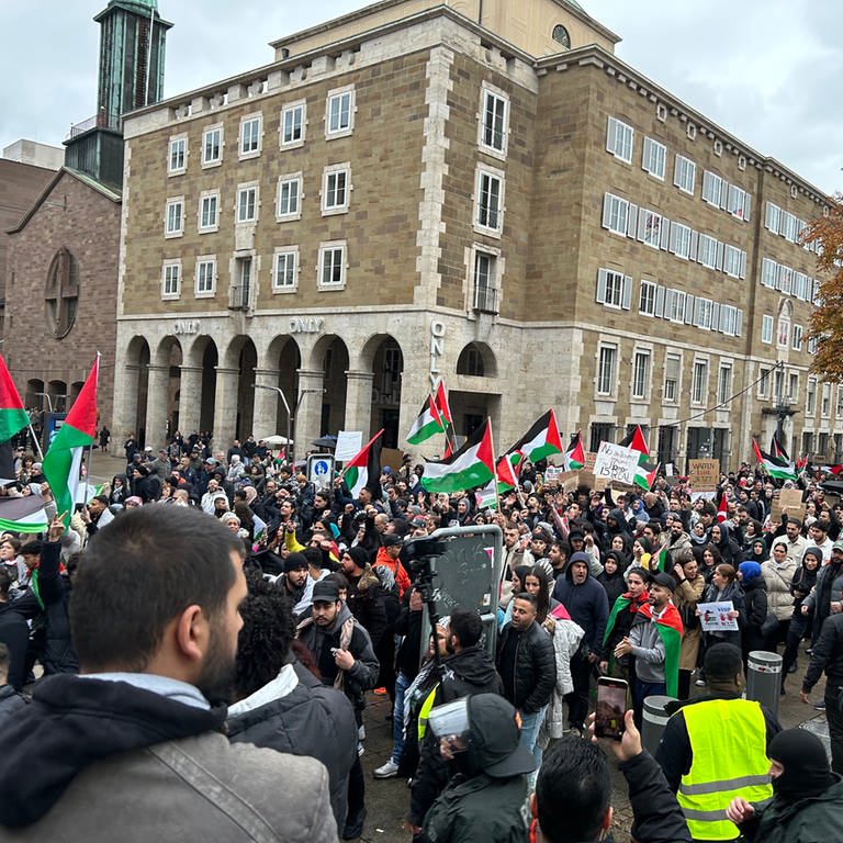Teilnehmerinnen und Teilnehmer einer Pro-Palästina-Demo am Schlossplatz in Stuttgart