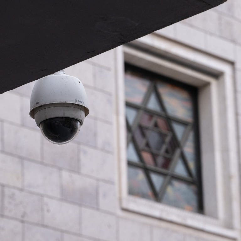 Eine Überwachungskamera hängt an einer Fassade neben dem Gebäude, in dem sich die Synagoge und das Gemeindezentrum der Israelitischen Religionsgemeinschaft Württemberg befinden. (Foto: dpa Bildfunk, picture alliance/dpa | Marijan Murat)