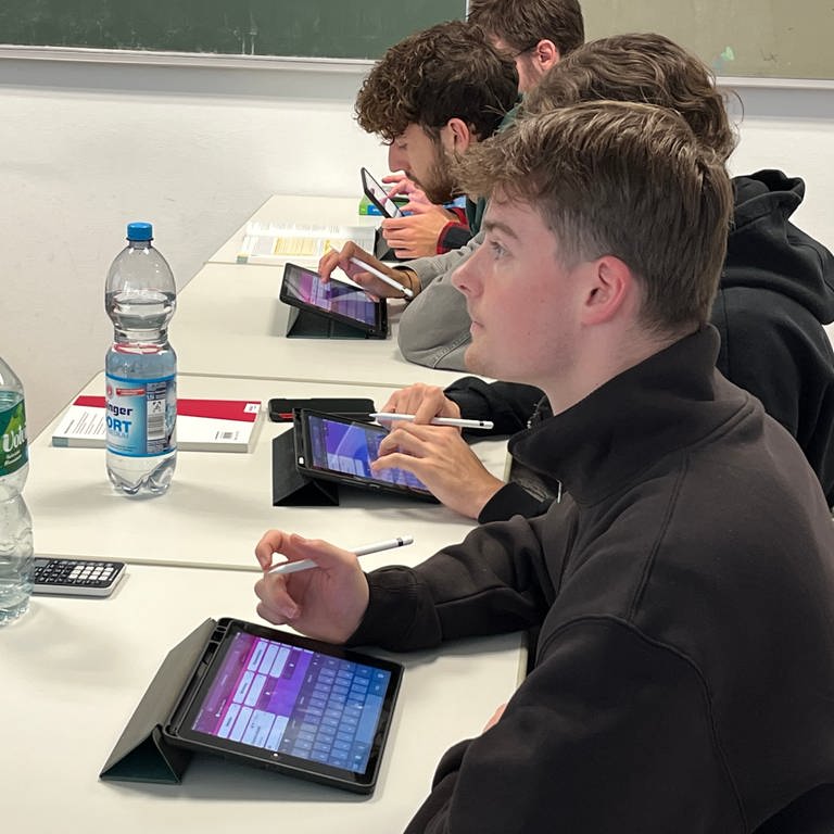 Schüler lernen mit Tablets und Kopfhörern in der Schule