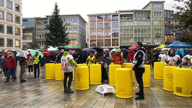 Beschäftigte der Stadt Stuttgart streiken vor dem Rathaus.