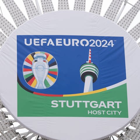 Das Logo der Host City Stuttgart für die Fußball-Europameisterschaft "UEFA Euro 2024" auf einem Riesenrad auf dem Schlossplatz (Archivbild)