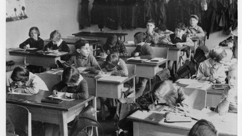 Historische Aufnahme von Unterricht in der jüdischen Grundschule Stuttgart (Foto: Stadtarchiv Stuttgart)
