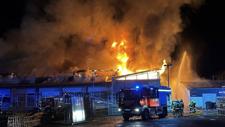 Die Feuerwehr löscht den Brand in einer Lagerhalle in Neckartailfingen (Kreis Esslingen)